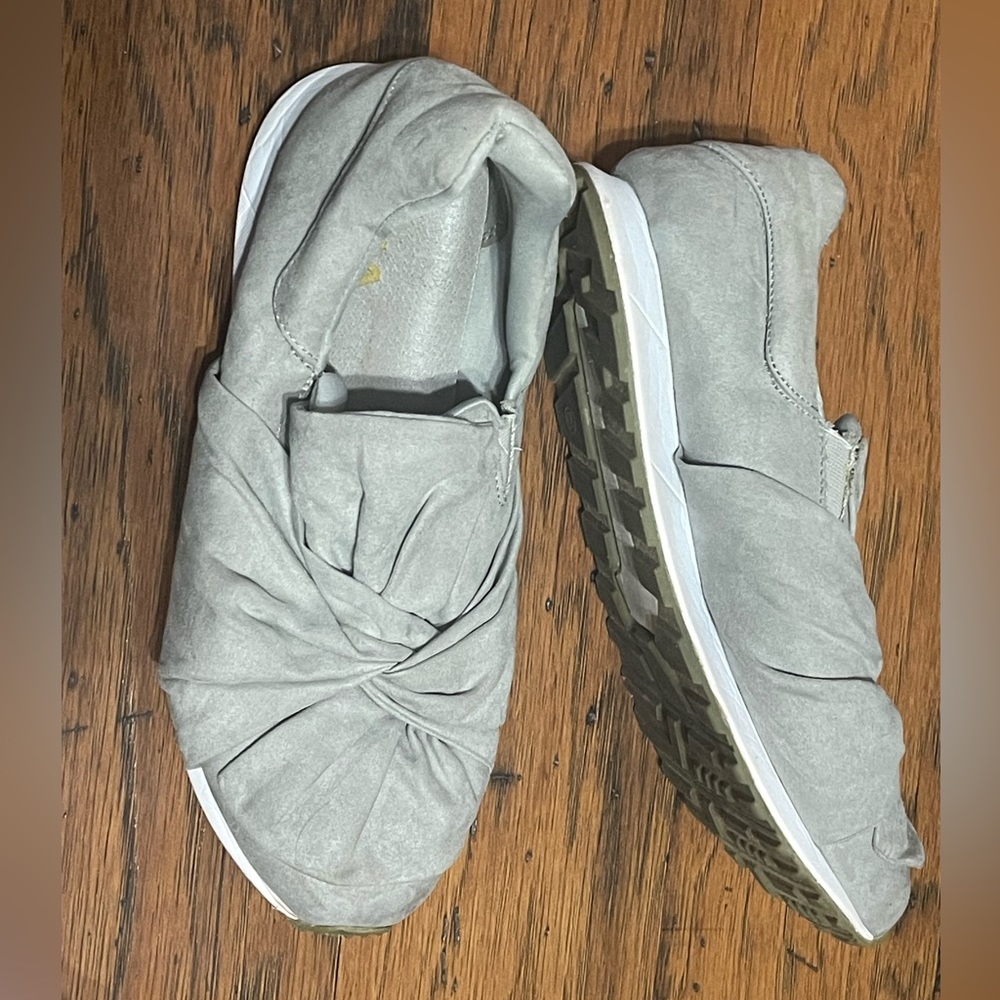 Size 10 Gray Knot Women’s Fashion Sneakers